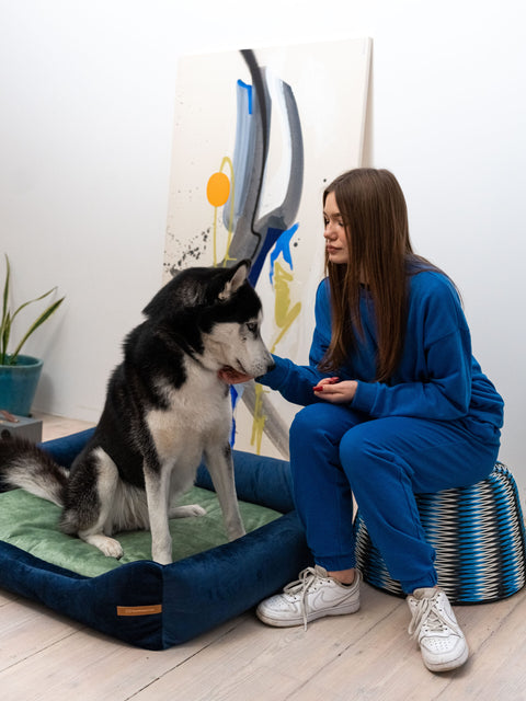 „Otto” lit orthopédique bleu marine avec matelas „Ori”